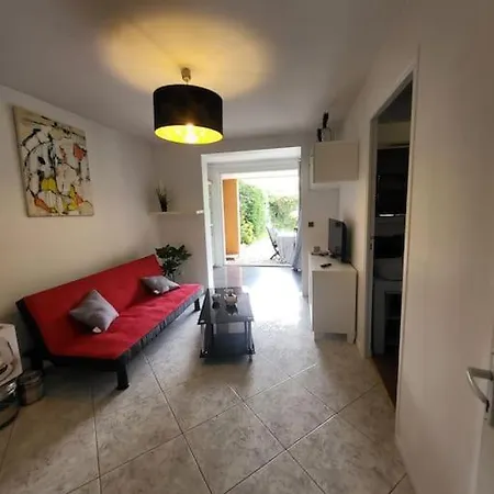 Appart Rez-de-jardin Dans Avec Piscine Apartman *
